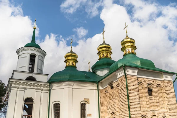Εκκλησίες και χρυσοί τρούλοι στο Κίεβο, Ουκρανία — Φωτογραφία Αρχείου