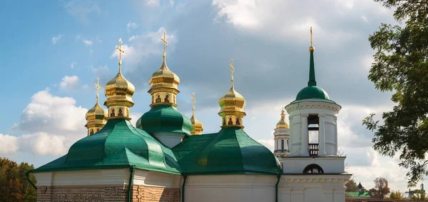 Kościoły i złote kopuły w Kijowie, Ukraina — Zdjęcie stockowe