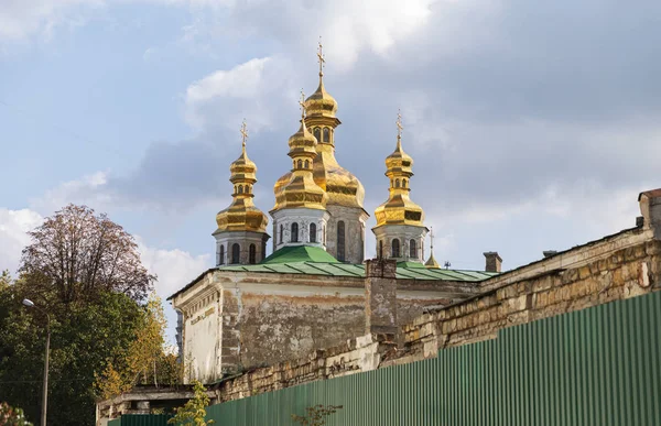 Kyrkor och gyllene kupoler i Kiev, Ukraina — Stockfoto