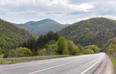 Karpat Dağları'nda akşam peyzaj. 