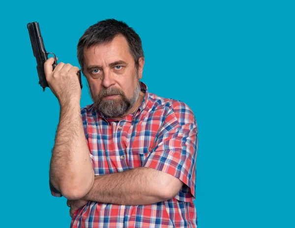 Retrato de un hombre guapo sosteniendo un arma — Foto de Stock