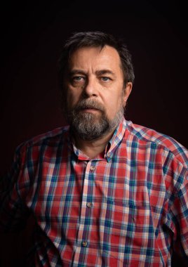 Hasta orta yaşlı bir adamın portresi.