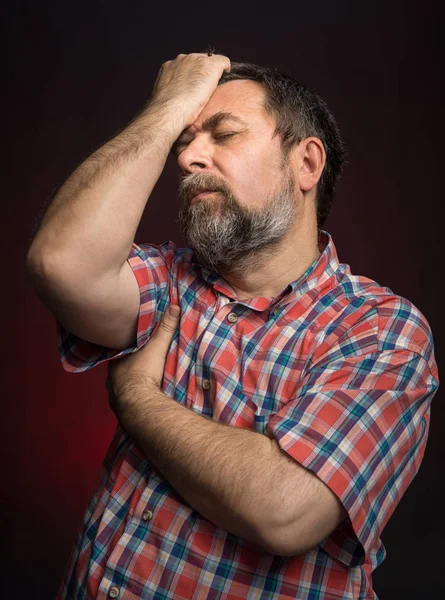 Retrato de hombre de mediana edad enfermo . — Foto de Stock