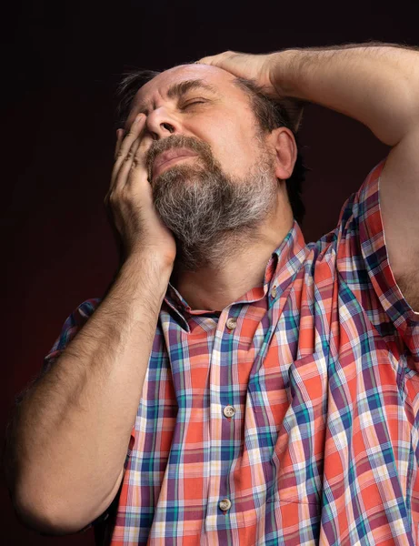 Retrato de hombre de mediana edad enfermo . —  Fotos de Stock