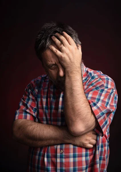 Portret van zieke man van middelbare leeftijd. — Stockfoto