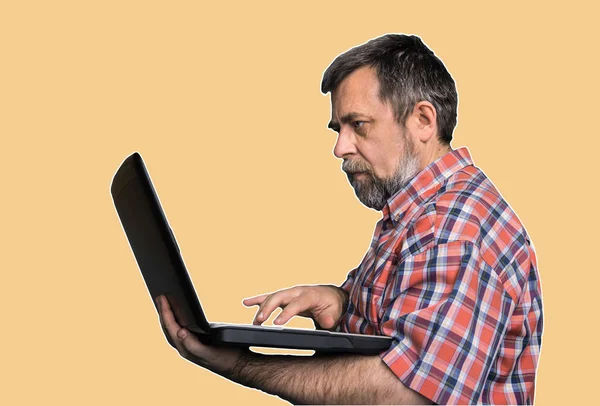 Hombre estresado de mediana edad con portátil — Foto de Stock