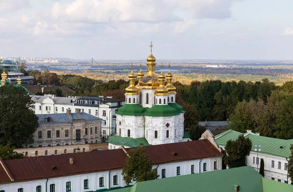 Gammal och modern arkitektur i huvudstad i Ukraina — Stockfoto