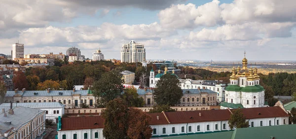 Stare i nowoczesne architektury w stolicy Ukrainy — Zdjęcie stockowe