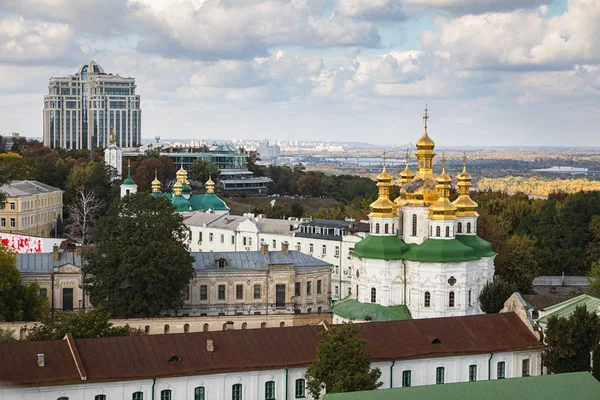 Arquitectura antigua y moderna en la ciudad capital de Ucrania — Foto de Stock