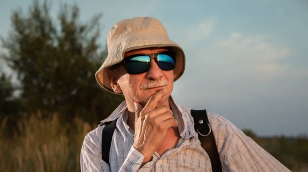 Portrait of a skeptical old man — Stock Photo, Image