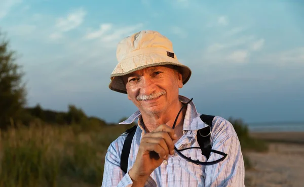 Portrait of a skeptical old man — Stock Photo, Image