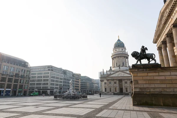 Lever de soleil dans le district de Berlin Mitte, Allemagne — Photo