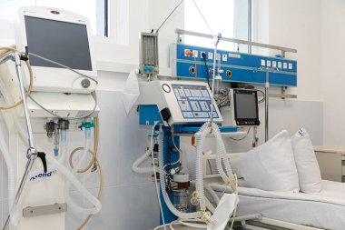 KYIV, UKRAINE - Mayıs. 27, 2020, Coronavirüs salgını. Poroshenko Vakfı Kyiv Alexander Hastanesi 'ne yapay akciğer havalandırma cihazları, nabız oksimetreleri ve koruyucu giysiler bağışladı.
