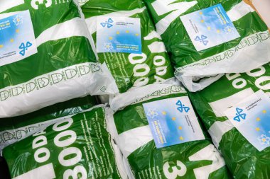 KYIV, UKRAINE - Mayıs. 27, 2020, Coronavirüs salgını. Peter Poroshenko 'nun vakfından koruyucu elbiseler. Kelimeler - Sağlıklı olun. Sizler bizim kahramanlarımızsınız. Çalışmalarınız için teşekkürler..