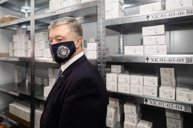 KYIV, UKRAINE - Mayıs. 27, 2020, Coronavirüs salgını. Petro Poroshenko Vakfı, Ukrayna 'daki tıp kurumları için COVID-19' a antikorların tespiti için yüksek kaliteli İsviçre testleri satın aldı.