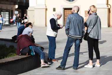 Lviv, Ukrayna - 23 Mayıs 2020: Lviv 'in merkez sokakları ve mimarisi. Coronavirus salgını sırasında Lviv sokaklarında turistler ve tatilciler