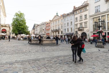 Lviv, Ukrayna - 23 Mayıs 2020: Lviv 'in merkez sokakları ve mimarisi. Coronavirus salgını sırasında Lviv sokaklarında turistler ve tatilciler