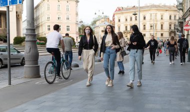 Lviv, Ukrayna - 23 Mayıs 2020: Lviv 'in merkez sokakları ve mimarisi. Koronovirüs enfeksiyonu nedeniyle karantinanın zayıflaması sırasında Lviv sokaklarında yaşayan gençler