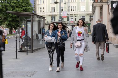 Lviv, Ukrayna - 23 Mayıs 2020: Lviv 'in merkez sokakları ve mimarisi. Koronovirüs enfeksiyonu nedeniyle karantinanın zayıflaması sırasında Lviv sokaklarında yaşayan gençler