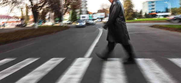 Seorang Pria Tua Menyeberang Jalan Persimpangan Jalan Gerak Kabur Intensional — Stok Foto