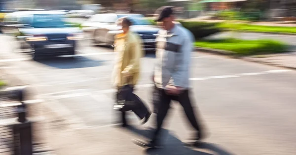 城市生活的概念 人们涌入城市 抽象的街头场景在运动模糊 行人过路处的人群 — 图库照片