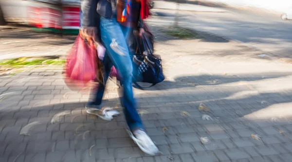 Jonge Vrouw Met Tassen Pakketten Weg Stad Opzettelijke Bewegingsvervaging — Stockfoto