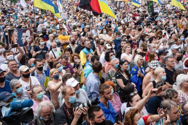 KYIV, UKRAINE - Haziran. 18, 2020: Petro Poroshenko 'ya siyasi zulüm. Pechersk Bölge Mahkemesi oturumunda Ukrayna Petro Poroshenko 'nun 5. Başkanı' nı desteklemeye binlerce kişi geldi.