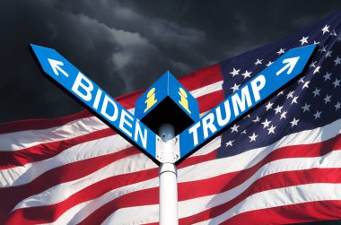 Amerikan başkanlık yarışı. Başkanlar Donald Trump ve Joe Biden 'ın isimleri Amerikan bayrağının arka planındaki yol kenarında ve fırtınalı gökyüzünde