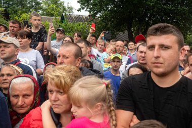 Carpathian yönetmeliği. Ukrayna - 28 Haziran. 2020: Ukrayna 'nın batı bölgelerinde sel felaketi. Ukrayna Cumhurbaşkanı Petro Poroshenko ile yapılan görüşmede selden etkilenen insanlar