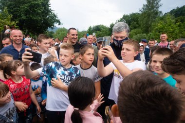 Carpathian yönetmeliği. Ukrayna - 28 Haziran. 2020: Ukrayna 'nın batı bölgelerinde sel felaketi. Çocuklar Ukrayna Devlet Başkanı Petro Poroshenko ile fotoğraflanıyor.