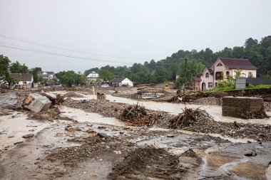 Carpathian yönetmeliği. Ukrayna - 28 Haziran. 2020: Ukrayna 'nın batı bölgelerinde sel felaketi. Yok edilen köprü
