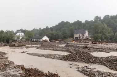Carpathian yönetmeliği. Ukrayna - 28 Haziran. 2020: Ukrayna 'nın batı bölgelerinde sel felaketi. Yok edilen köprü