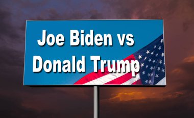 Amerikan başkanlık yarışı. Joe Biden 'ın Donald Trump' a karşı davası gökyüzü arka planında ilan panosunda