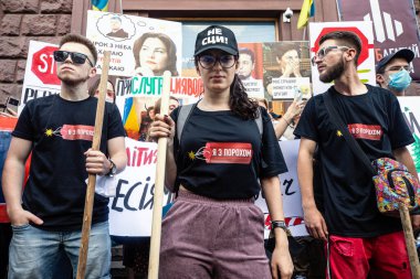 KYIV, UKRAINE - Temmuz. 01, 2020: Ukrayna 'da siyasi zulme karşı yürüyüş. Kelimeler: politik baskı yok, emmek DBR, intikam durdurun, şeytanın hizmetkarı