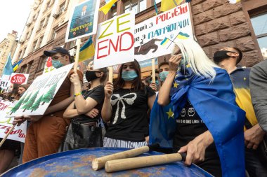 KYIV, UKRAINE - Temmuz. 01, 2020: Ukrayna 'da siyasi zulme karşı yürüyüş. Kelimeler: politik baskı yok, emmek DBR, intikam durdurun, şeytanın hizmetkarı