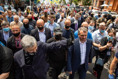 KYIV, UKRAINE - Temmuz. 01, 2020: Ukrayna 'da siyasi zulme karşı yürüyüş. Binlerce insan Ukrayna 'nın 5. Başkanı Petro Poroshenko' yu desteklemeye geldi..