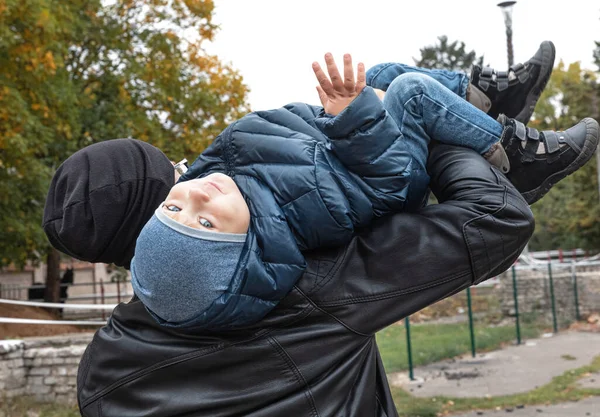 Feliz Concepto Estilo Vida Joven Padre Lleva Feliz Hijo Dos —  Fotos de Stock