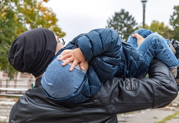 Mutlu Yaşam Tarzı Konsepti Genç Baba Parkta Bir Sonbahar Gününde — Stok fotoğraf