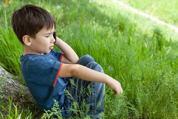 Happy Lifestyle Concept Little Boy Sits Green Grass Light Sun — Stock Photo, Image