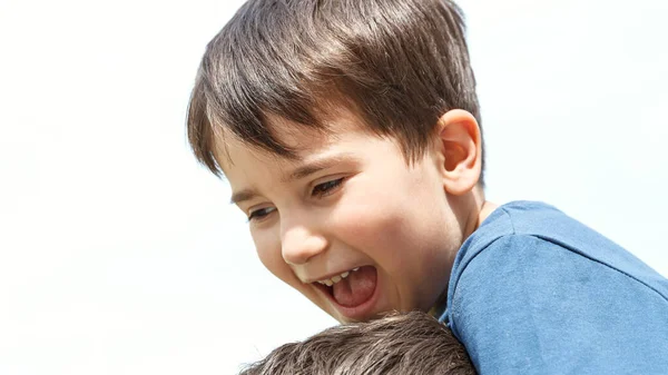 Familia Concepto Estilo Vida Feliz Niño Sentado Cuello Padre — Foto de Stock