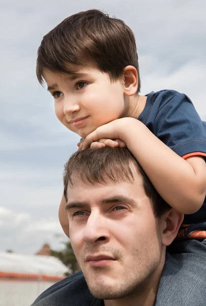 Familia Concepto Estilo Vida Feliz Niño Sentado Cuello Padre —  Fotos de Stock