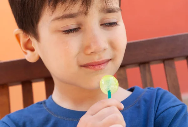 Glückliche Kindheit Cut Little Boy Eating Lutscher Candy Und Having — Stockfoto