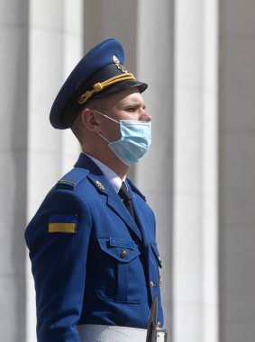 KYIV, UKRAINE - 16 Haziran 2020: Ukraynalı Verkhovna Rada 'nın onur muhafızları Ukrayna' daki parlamento binası (Verkhovna Rada) yakınlarında hizmet veriyor