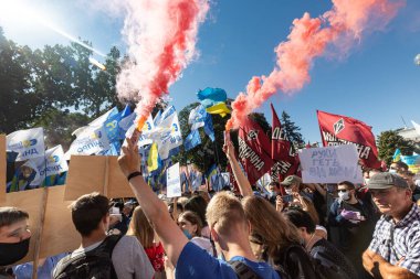 KYIV, UKRAINE - 16 Haziran 2020: Ukrayna 'nın Verkhovna Rada kenti yakınlarında Ukrayna dilini desteklemek amacıyla toplu protestolar. 