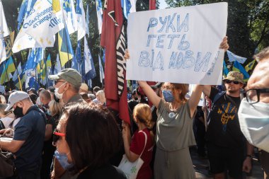 KYIV, UKRAINE - 16 Temmuz 2020: Ukrayna 'nın Verkhovna Rada kenti yakınlarında Ukrayna dilini desteklemek için toplu protesto. Metin - Dil kapalı eller
