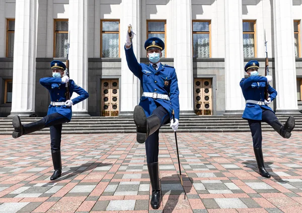 Kyiv Ukraine Július 2020 Katonák Díszőrség Verkhovna Rada Ukrajna Szolgálnak — Stock Fotó