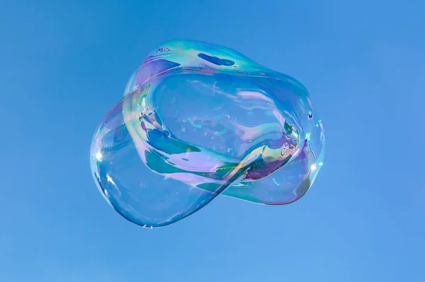 Gran Burbuja Jabón Transparente Contra Cielo Azul — Foto de Stock