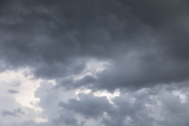 Fırtınalı bulutlarla dolu doğa arka planı. Fırtınalı, gri bulutlu, yağmurdan önce kara dramatik gökyüzü