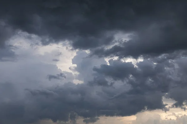 Tło Natury Burzliwymi Chmurami Ciemne Dramatyczne Niebo Burzliwymi Szarymi Chmurami — Zdjęcie stockowe