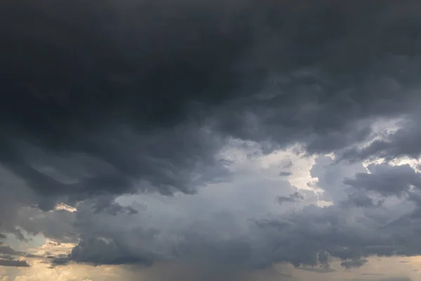 Tło Natury Burzliwymi Chmurami Ciemne Dramatyczne Niebo Burzliwymi Szarymi Chmurami — Zdjęcie stockowe